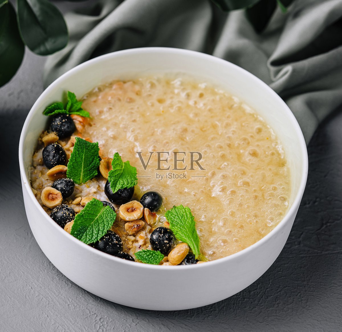 TemeltasZafer's tweet photo. Morning fuel done! Oatmeal with fresh blueberries and a dash of honey, quick, cozy, and perfect for a busy workday. https://t.co/pyMx5WwmL3