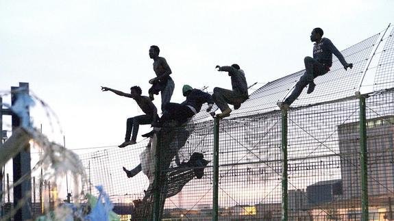 guidoprincesa's tweet photo. "La culpa es del Supremo".

1- En el año 2024 un argelino fue interceptado por la Guardia Civil intentando entrar ilegalmente en España a través del mar, y devuelto a Marruecos de manera inmediata como rechazo en frontera.

2- Una ONG denunció el hecho y un juzgado de primera instancia de Ceuta le dio la razón.

3- La abogacía del Estado recurrió, y  el Tribunal Superior de Justicia de Andalucía le volvió a dar la razón a la  ONG y al argelino en 2025.

4- Por lo tanto el gobierno español sabe desde hace dos años cuál era la opinión de los jueces, que el Supremo sólo ha ratificado.

5- La sentencia motiva la decisión en que la disposición adicional décima de la ley de extranjería, habla de superar "elementos físicos de contención", y en el mar, no hay. Por lo que no cabe rechazo en frontera, y sí el conducto habitual de expulsión con tratamiento individualizado.

6- Esa disposición la redactó, tarde y mal, como siempre, el gobierno de Rajoy, después de los asaltos violentos a la valla de hace unos años.

7- Desde el 2015, y la incorporación de esa disposición adicional, ningún gobierno ha modificado el espigón del Tarajal, ni tampoco la ley. 

8- También tarde y mal, Marlaska ha ordenado colocar una barrera de boyas en el agua, que justifique el rechazo en frontera, porque sí se superan elementos físicos de contención. Un parche, después de una tragedia. 

9- Llevamos décadas en manos de mediocres, cobardes e inutiles. El Supremo no tiene la culpa de eso.