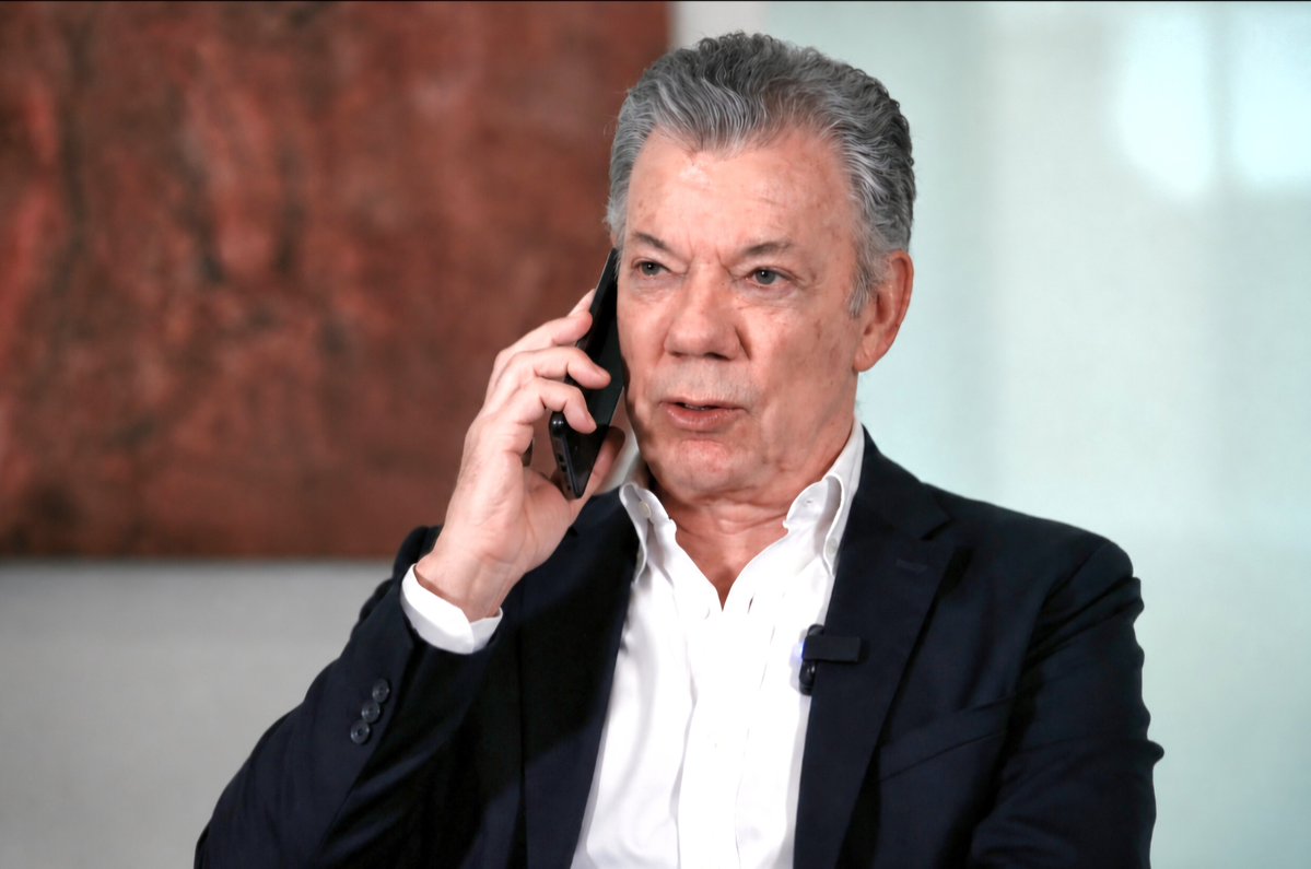 bettycriticonaa's tweet photo. — No he recibido la tarjeta invitación a la posesión y a los expresidentes siempre nos invitan 

— Es que Ud no está invitado

— ¿Y eso porq?

— Por tartufo y traidor 

— Yo no soy así, debe ser un error 

— Si lo es, tartufo y traidooor 

— Pero...oiga, aló, no me cuelgue... https://t.co/pPm6iBkCv9
