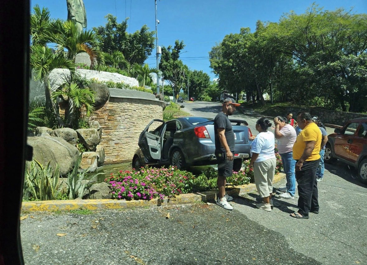 apdnoticias's tweet photo. CAE DENTRO DE UNA FUENTE ⛲️🚙
Este domingo una persona que conducía su auto en Lomas de Ahuatlan en #Cuernavaca, termino con su auto dentro de una fuente, presuntamente se habría tratado de un accidente, la fuente apenas había sido remodelada por el Ayuntamiento. #APDinforma https://t.co/wrKMHCR0uc