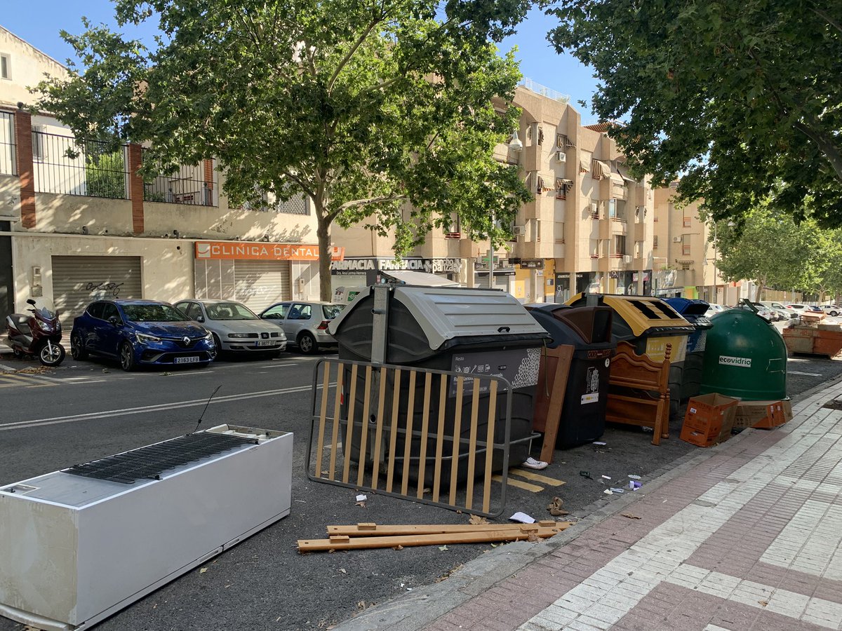 jmcabrera1976's tweet photo. @aytogr seguimos con el calor y no se puede abrir la ventana del mal olor que hay!! A ver cómo lo solucionan por favor! 🙏🏻🙏🏻
Hablamos de Sancho Panza altura No.8, 10, 12 
Hoy, aparte de lo mencionado ayer y hoy añadimos enseres!! 
Adjunto fotografía https://t.co/DdHo8ciyiI
