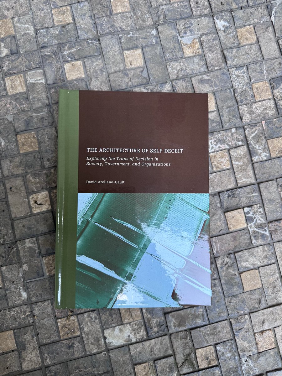 gaultin's tweet photo. Hoy llegó finalmente el ejemplar físico de Decision Traps.

El libro estudia por qué personas y organizaciones inteligentes pueden construir cursos de acción que se vuelven resistentes a la crítica, la corrección y la evidencia.

Durante los últimos meses he trabajado también en un documental basado en estas ideas. Muy pronto estará disponible en YouTube.

#DecisionMaking #OrganizationStudies