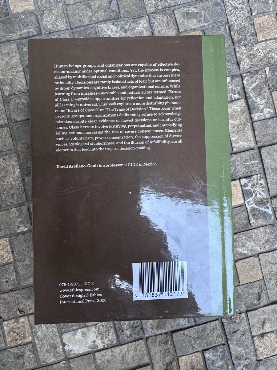 gaultin's tweet photo. Hoy llegó finalmente el ejemplar físico de Decision Traps.

El libro estudia por qué personas y organizaciones inteligentes pueden construir cursos de acción que se vuelven resistentes a la crítica, la corrección y la evidencia.

Durante los últimos meses he trabajado también en un documental basado en estas ideas. Muy pronto estará disponible en YouTube.

#DecisionMaking #OrganizationStudies