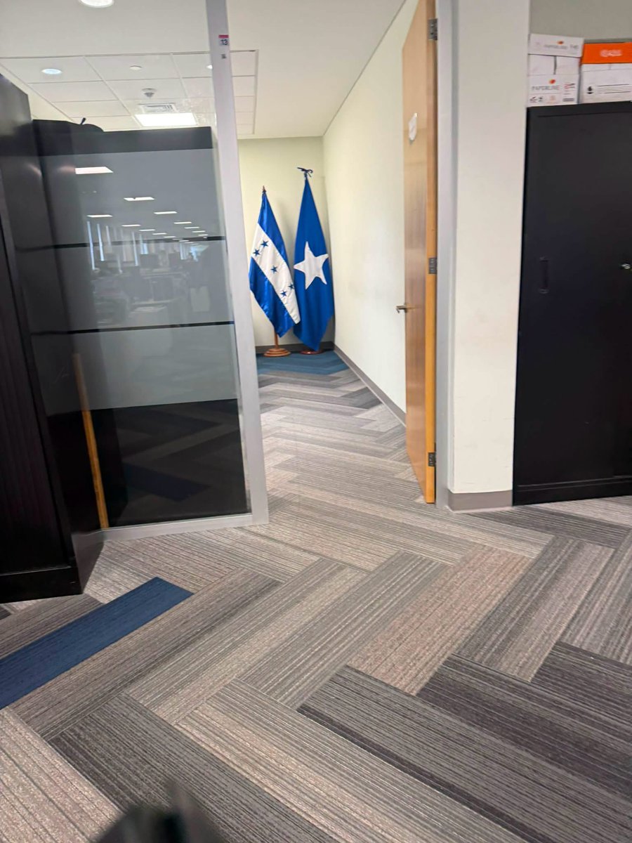 fabcabus's tweet photo. ¿Qué va a decir @RashidMG3? ¿O esta vez se hará de la vista gorda?

Entonces, ¿la bandera cachureca sí puede estar en las oficinas del CCG? https://t.co/yP3MDRlGVr