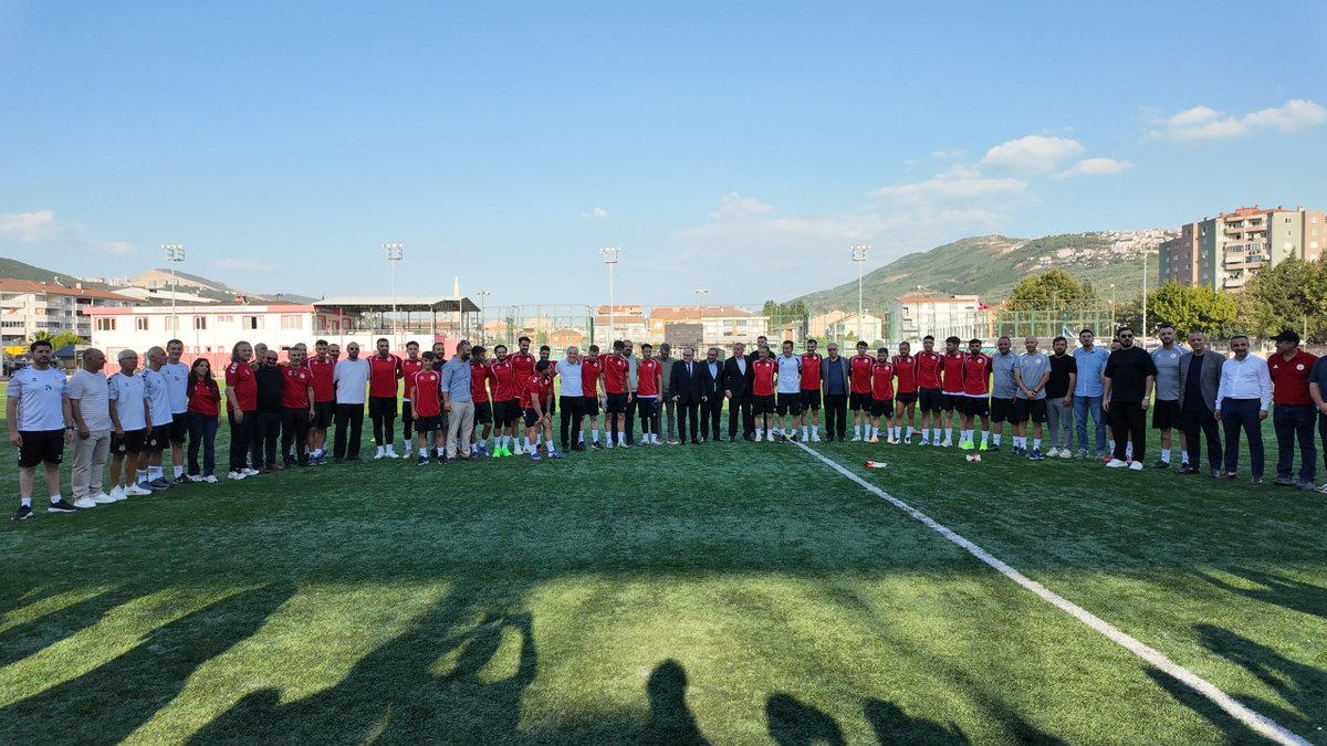 GemlikAkparti's tweet photo. Yeni sezon, yeni hedefler, aynı mücadele ruhu!
Gemlik Futbol Kulübümüzün TFF 3. Lig yolculuğundaki ilk antrenmanında takımımızın yanındaydık.

Teknik ekibe ve futbolcularımıza mücadele ve zaferlerle dolu bir sezon diliyoruz. Yeni sezonda da desteğimiz her zaman sizinle. ++ https://t.co/gnZ9QufKrV