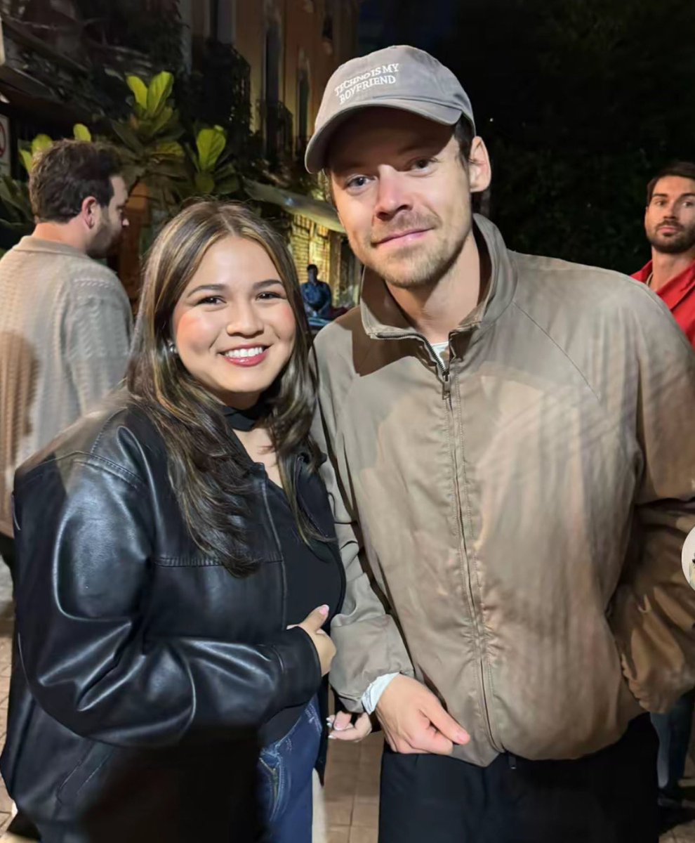 hsdaily's tweet photo. Harry with another fan out and about in Mexico City - 2 August https://t.co/A1g36ahG6C