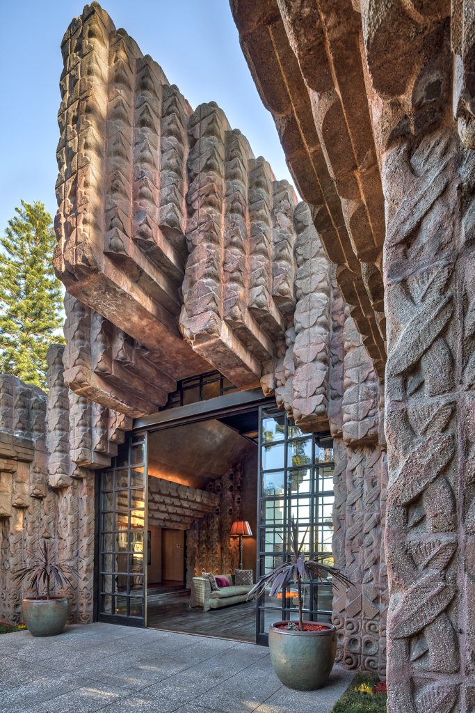 archpng's tweet photo. Completed in 1926, the John Sowden House was designed by Lloyd Wright, the son of Frank Lloyd Wright. Its massive textured concrete blocks, narrow openings and monumental entrance give the residence an almost archaeological presence.

John Sowden House
Lloyd Wright, 1926
Los Angeles, California