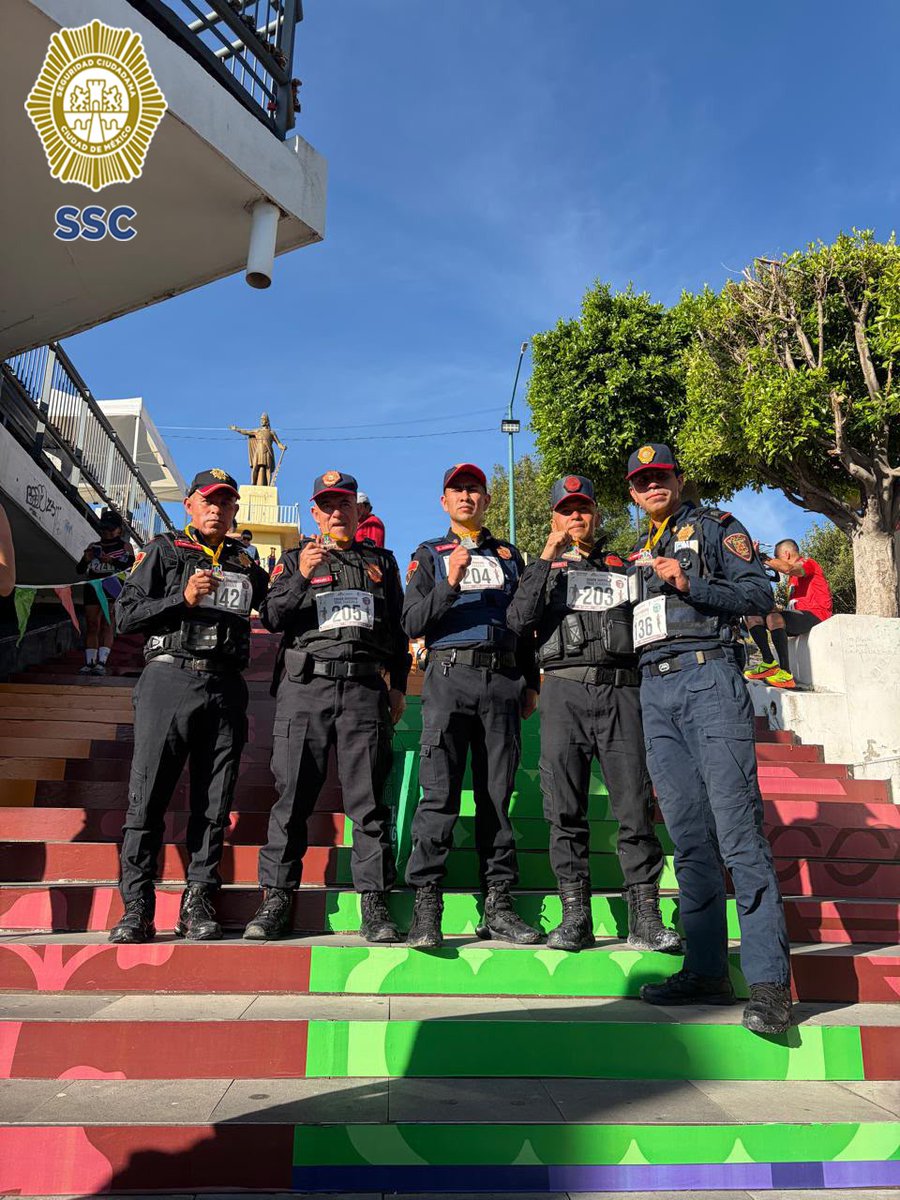 SSC_CDMX's tweet photo. #BoletínSSC | #PBI | #Competencia | Como parte del compromiso de fortalecer la condición física, la disciplina y el espíritu de superación de su personal, elementos de @PBI_SSC de la #SSC destacaron en las competencias #TowerRunning - #Sprintower Tlaxcala y 10ª ED. Trial Tlaxcala 2026, celebradas los días 1 y 2 de agosto en el estado de #Tlaxcala.
Durante la primera jornada, correspondiente al #Sprintower Tlaxcala, que consistió en el ascenso de 250 escalones en las Escaleras de Chamburcy, el Policía Primero José Alfredo Reyes Arriaga obtuvo el primer lugar de la categoría Policías al registrar un tiempo de 52 segundos en la ronda final, luego de haber encabezado también el primer hit con un tiempo de 55 segundos.
En la segunda prueba, la 10ª ED. Trial Tlaxcala, consistente en un recorrido de seis kilómetros y mil 400 escalones, cinco integrantes de la corporación lograron un resultado histórico al ocupar los cinco primeros lugares de la categoría Policías. https://t.co/F8P8KCBA6B