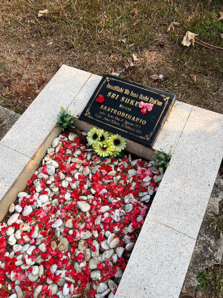 samudralhr's tweet photo. Akhirnya udh selesai jg ya buk!

Hari itu yg ad dipikiran cm pertanyaan kosong "berarti pintu surga samudro udh gk ada?". Sejak hari itu jangankan langkah esok buk. Buka mata pun rasa2nya jadi hal yg paling menakutkan, stlh tangan ini mengantar ibu ke dalam liang lahat. https://t.co/1EH1TwFQJI
