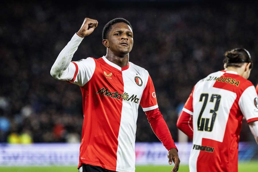 joost_blaauwhof's tweet photo. Gesprekken tussen Feyenoord en AS Roma over Givairo Read gaan stroperig. Clubs leken elkaar te gaan vinden, maar vooralsnog hebben de Rotterdammers het mes op tafel tijdens de onderhandelingen. Bod van 28+ miljoen en 10% doorverkoop is stoïcijns afgewezen. Zo meer @VI_nl 🚨🇮🇹❌ https://t.co/UxIIFUS2V6