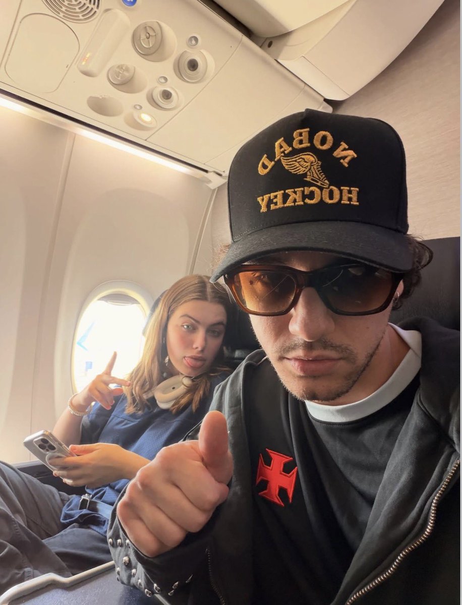 shornswee's tweet photo. "i'll pickup stephen &amp; we'll go for  drive and get coffee, ella &amp; i will do the same" and this is about it them getting burgers too after their flight https://t.co/vePEgP7e2h