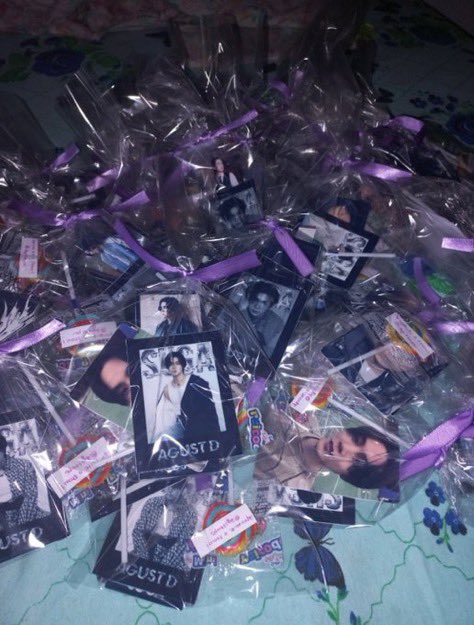 jinnieacess's tweet photo. 🎁 Sobre a distribuição de brindes durante o show, quem me segue há mais tempo, sabe que em todos os eventos do cinema eu faço distribuição de brindes para o ARMY, e durante a BTS WORLD TOUR 'ARIRANG não seria diferente.

A distribuição será feita em dois dias, 28 e 30, em breve trarei novidades a vocês sobre esse assunto em específico.

Os brindes não ligação nenhuma com o projeto ou a nossa arrecadação, é algo que eu, pessoalmente, irei dar de presente para quem encontrar.

*Todos os materiais que eu for distribuir, irei disponibilizar um arquivo em nosso drive para que possam fazer a impressão.