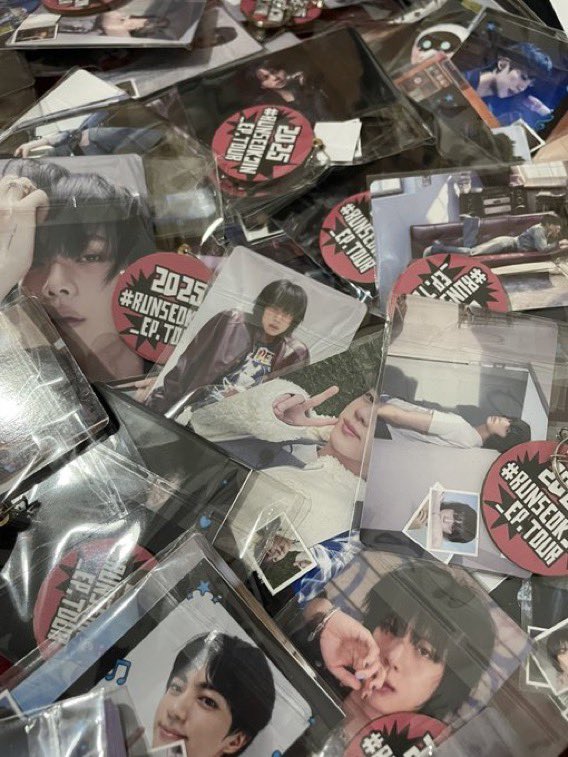 jinnieacess's tweet photo. 🎁 Sobre a distribuição de brindes durante o show, quem me segue há mais tempo, sabe que em todos os eventos do cinema eu faço distribuição de brindes para o ARMY, e durante a BTS WORLD TOUR 'ARIRANG não seria diferente.

A distribuição será feita em dois dias, 28 e 30, em breve trarei novidades a vocês sobre esse assunto em específico.

Os brindes não ligação nenhuma com o projeto ou a nossa arrecadação, é algo que eu, pessoalmente, irei dar de presente para quem encontrar.

*Todos os materiais que eu for distribuir, irei disponibilizar um arquivo em nosso drive para que possam fazer a impressão.