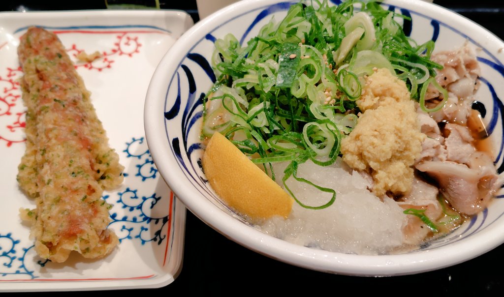 87mogchan's tweet photo. これははなまるうどんかな
暑かったし汗かいて
さっぱりと、でも腹ペコで食べたい！
ここ来ると頼んでしまいがちな
塩豚肉うどんだっけ？
おろしなのにもっと入れてくれてもいいのよと思いつつー（笑） https://t.co/02rvfv3iiz