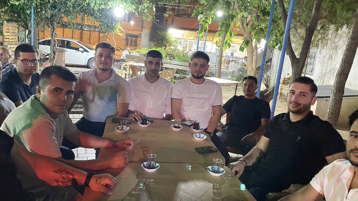 edremit_ak's tweet photo. Gençlik Kolları Başkanımız Haşim Önen ve Yürütme Kurulu Üyelerimiz ile birlikte, Darsofa Mahallemizde Raşit Ceylan’ın işletmeciliğini yaptığı kıraathanede genç kardeşlerimizle bir araya gelerek hasbihal ettik. https://t.co/TwVaWnljFE