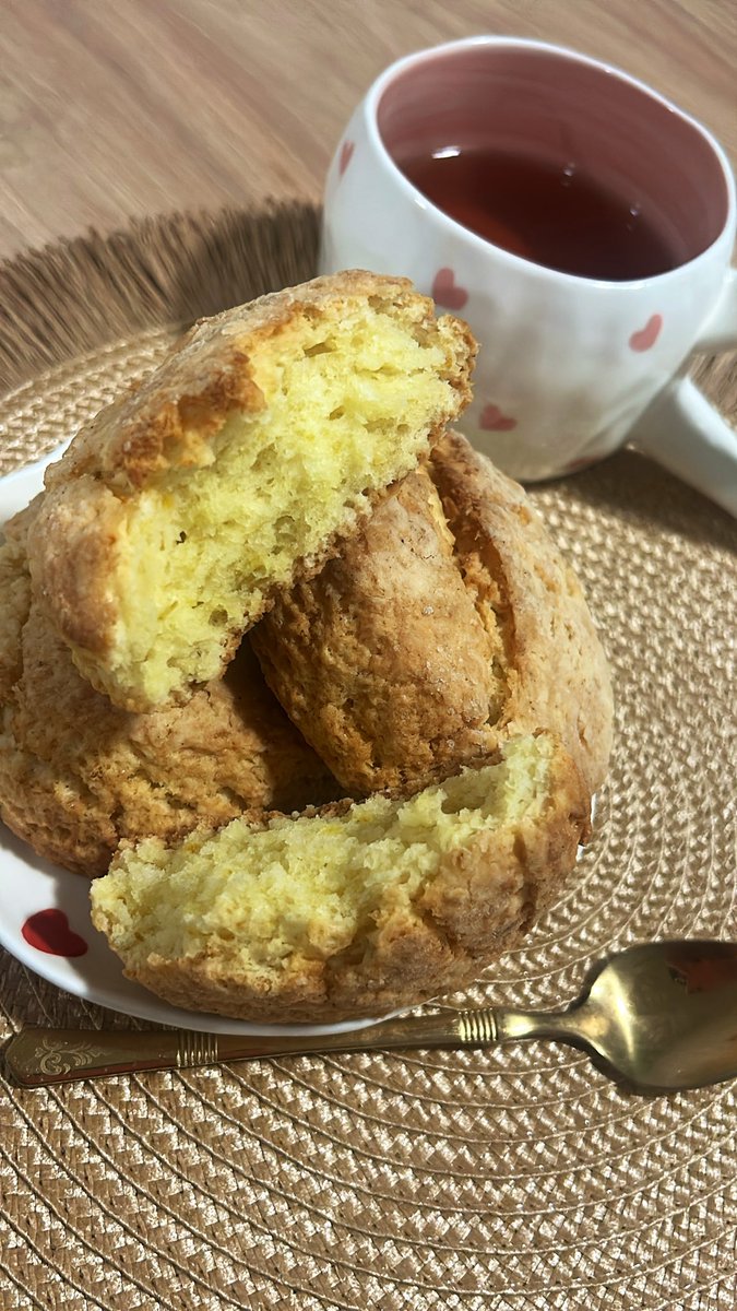 Silnari's tweet photo. Hice SCONS CÍTRICOS , que hacía rato no los hacía. Qué cosa del bien son los Scons.

Son el resultado de la tradición culinaria popular de Escocia que data de principios del siglo XVI.  Aunque nacieron en Escocia, su salto a la fama mundial y su asociación con la hora del té ,ocurrió en 1840 en Inglaterra. Anna Maria Stanhope, la séptima duquesa de Bedford y amiga de la Reina Victoria, comenzó la costumbre de pedir un tentempié liviano con té  por la tarde para calmar el hambre entre el almuerzo y la cena, convirtiendo a los scones en un ícono de la aristocracia británica.  

Te dejo la receta en este hilo👇