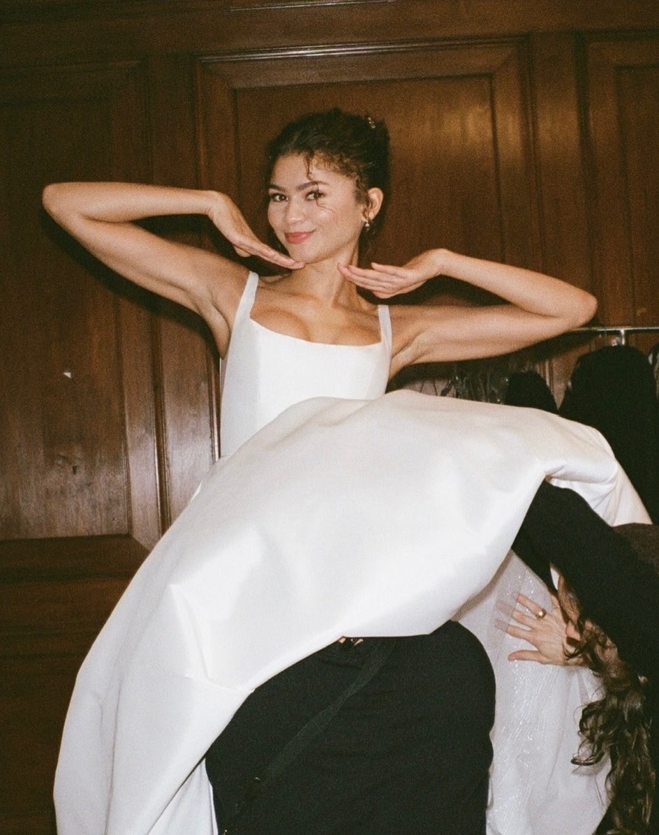 happyfionn's tweet photo. love when she hits this pose https://t.co/oOZqN5Vjtb