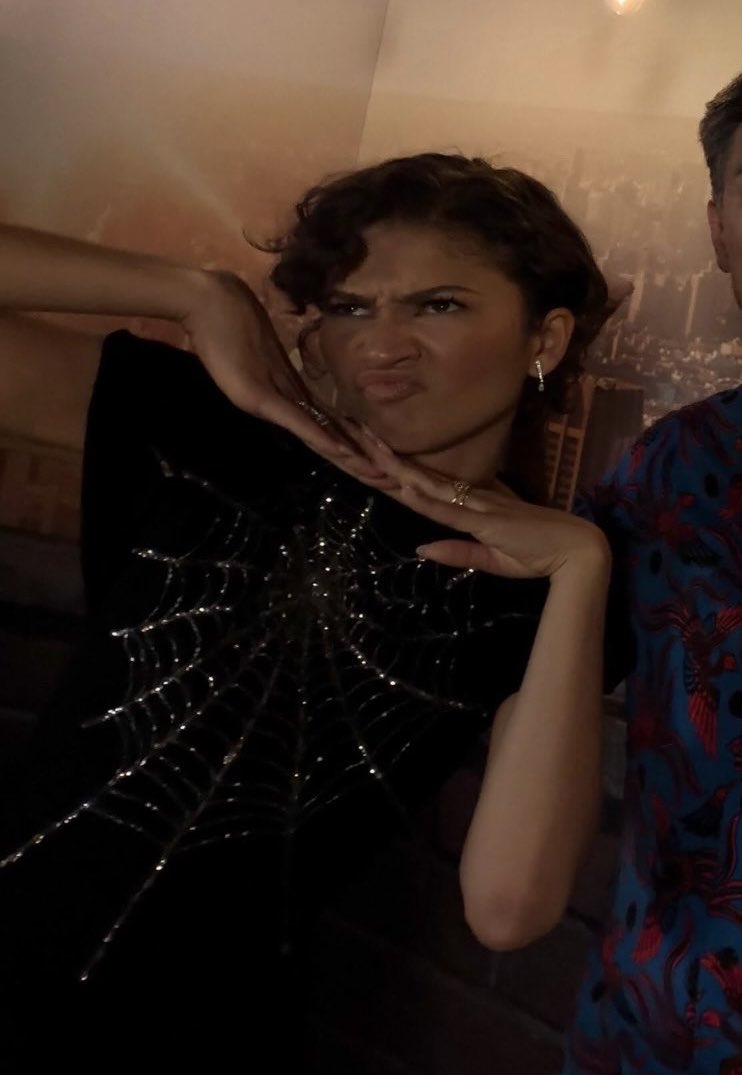 happyfionn's tweet photo. love when she hits this pose https://t.co/oOZqN5Vjtb