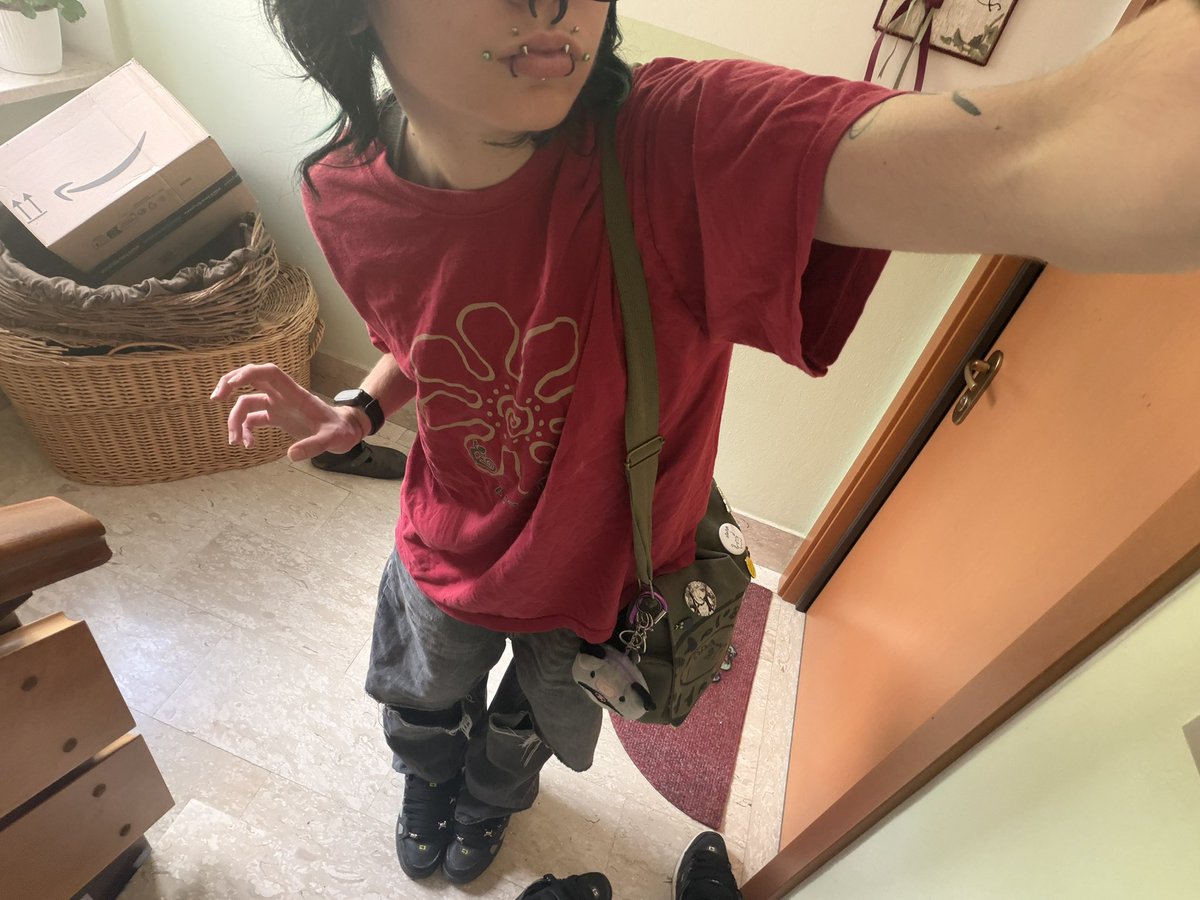 sadfatemopunk's tweet photo. until i look visibly skinny even with baggy clothes https://t.co/Knc4N7DaAQ