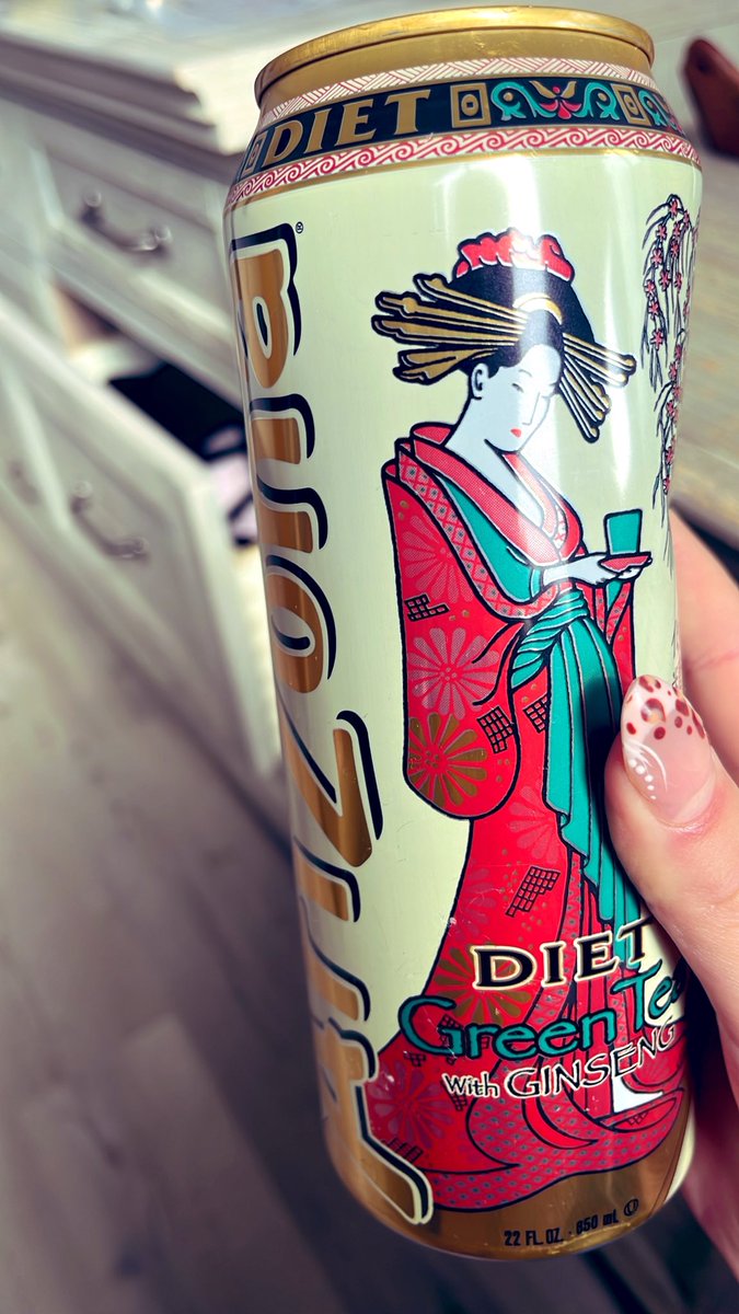 ryanrexicc's tweet photo. diet arizona’s r fucking amazing wdym 10 cals for the entire giant ass can 

when i was at my lw id have like 3 a day on top of a sf monster/redbull no wonder my acne was so bad due to all the caffeine but i digress i recommend them very yummy IGNORE MY GROWN OUT NAILS LMAOO https://t.co/e8MMqGz5mX