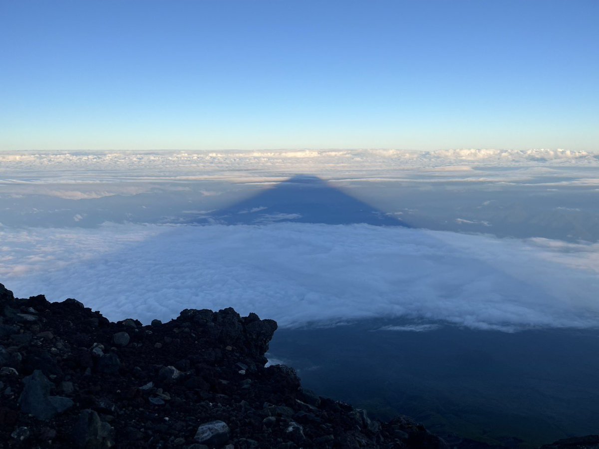 Fuji_Tozan's tweet photo. おはようございます。今朝の富士山からのご来光です。 https://t.co/suojNMSYn7