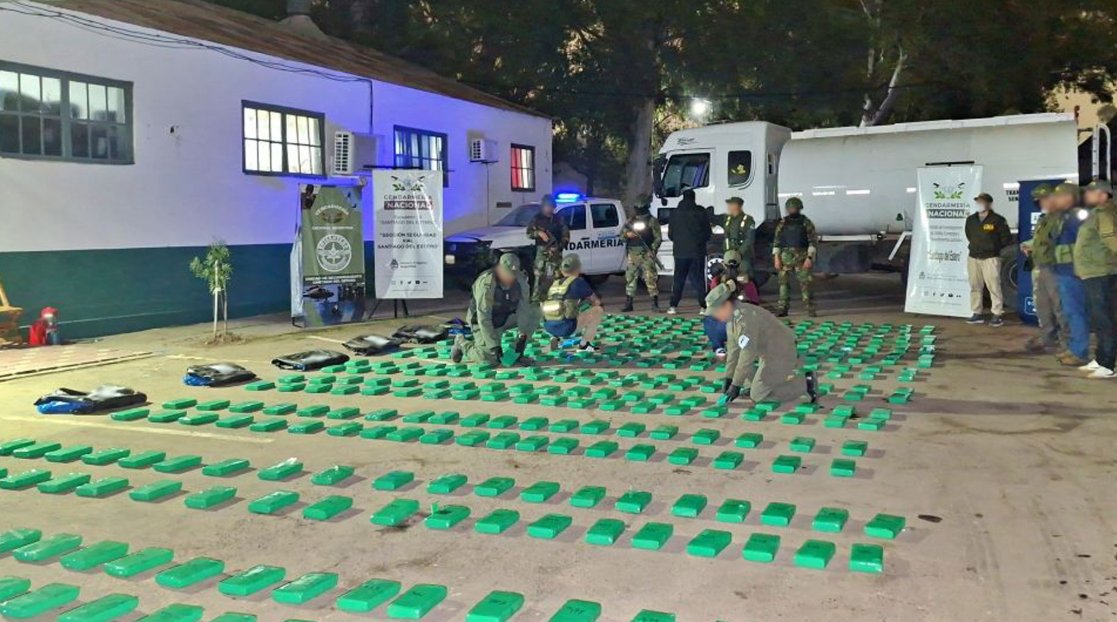 TraductorTeAma's tweet photo. DURO GOLPE A LA FINANCIACIÓN DE LA CAMPAÑA DEL KIRCHNERISMO 2027:

GNA en Santiago del Estero incautó 446 kilos de cocaína ocultos en un camión y detuvo a dos narcos https://t.co/jQABkrk1zi
