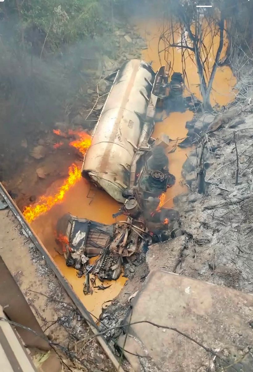 RedHotSingle_'s tweet photo. Out of 31 passengers, 10 escaped while the rest were burnt,” says driver of STC bus involved in crash with fuel tanker on Accra-Kumasi highway. May all the fine souls rest in peace. This is a hard one 💔 

#RedHotSingle https://t.co/pRahL1fdnm