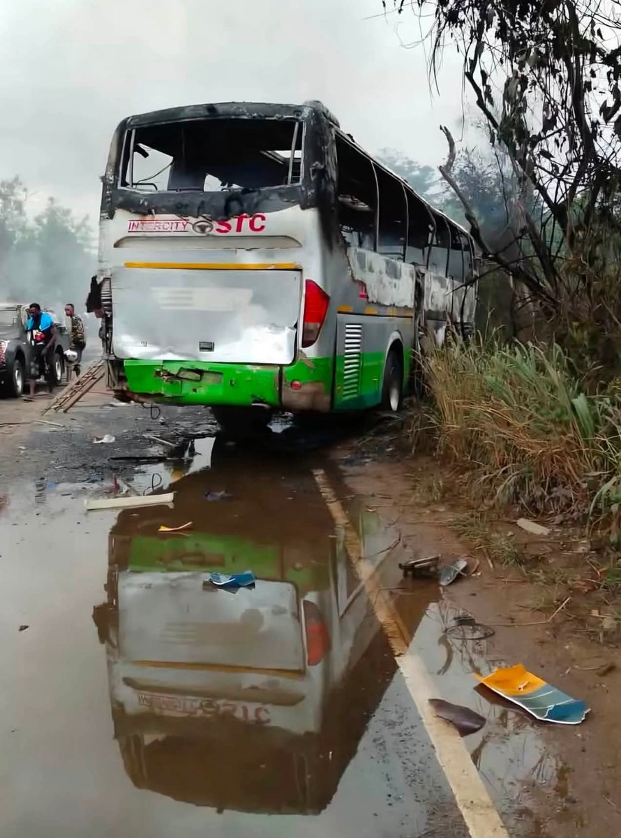 RedHotSingle_'s tweet photo. Out of 31 passengers, 10 escaped while the rest were burnt,” says driver of STC bus involved in crash with fuel tanker on Accra-Kumasi highway. May all the fine souls rest in peace. This is a hard one 💔 

#RedHotSingle https://t.co/pRahL1fdnm