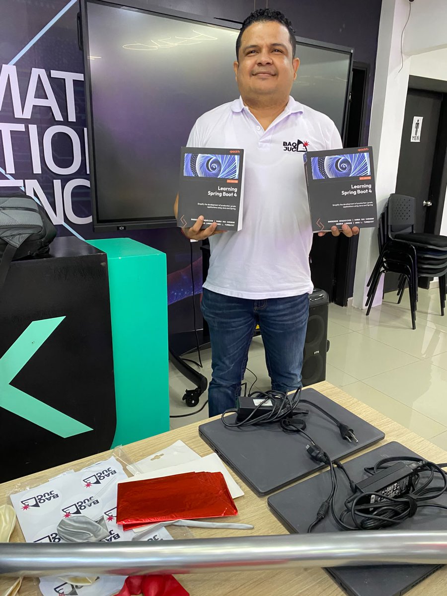 geovannycode's tweet photo. Cumplimos 10 años 🎉 y los celebramos el viernes con un taller full hands-on: Kotlin + Spring Boot construyendo una wallet digital desde cero. Lo dictaron @geovannycode y @macavick. Gracias @IditekEdu por el espacio y a @caribedev por el apoyo. https://t.co/ZIxva6gESX