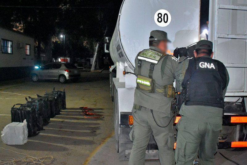 TraductorTeAma's tweet photo. DURO GOLPE A LA FINANCIACIÓN DE LA CAMPAÑA DEL KIRCHNERISMO 2027:

GNA en Santiago del Estero incautó 446 kilos de cocaína ocultos en un camión y detuvo a dos narcos https://t.co/jQABkrk1zi
