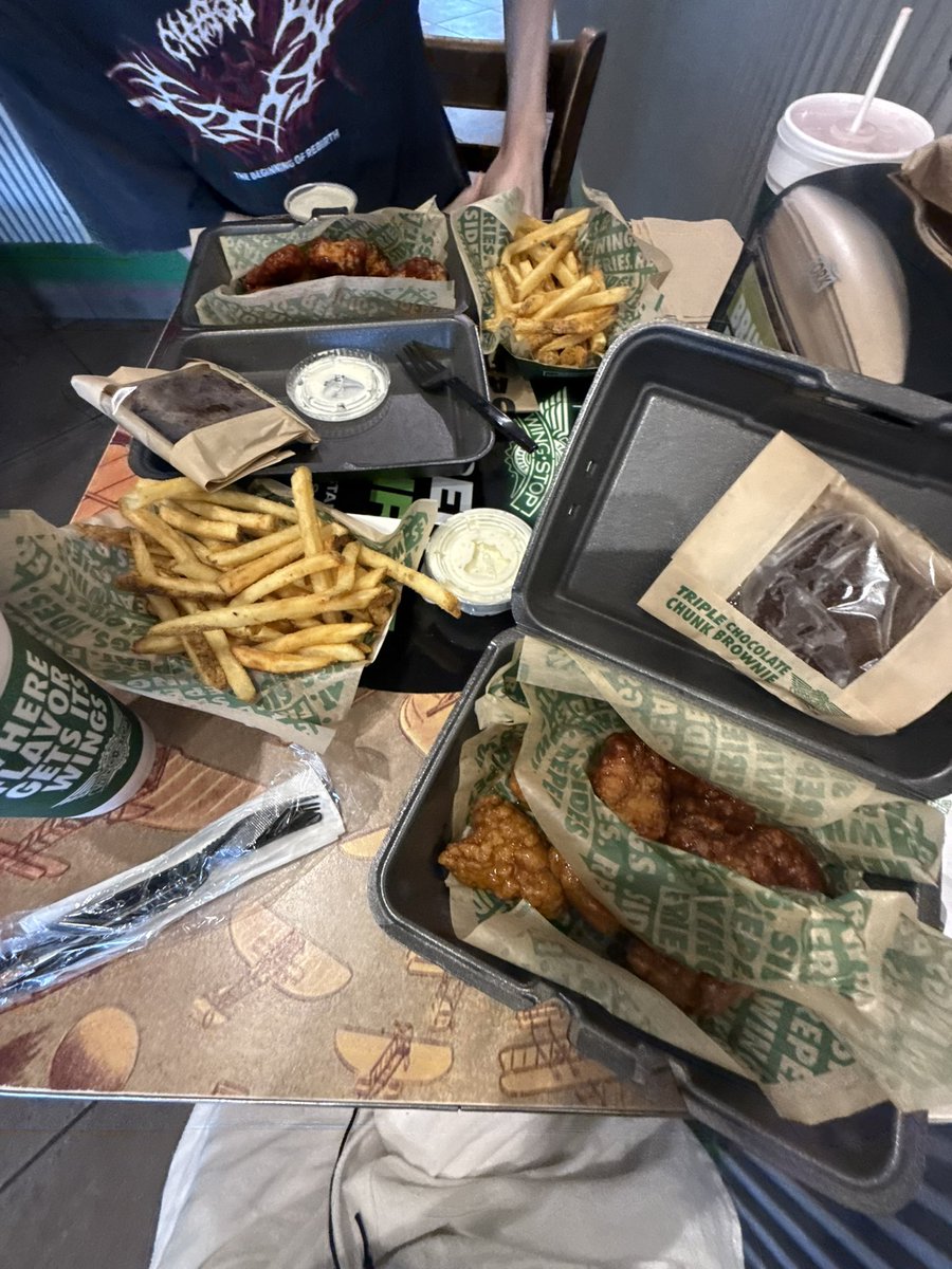 eboygetter's tweet photo. got food w the bf then cried after realizing how much i ate. i feel so bad, i sometimes think ive gotten a little better but im so wrong https://t.co/e9YlLXAGY1