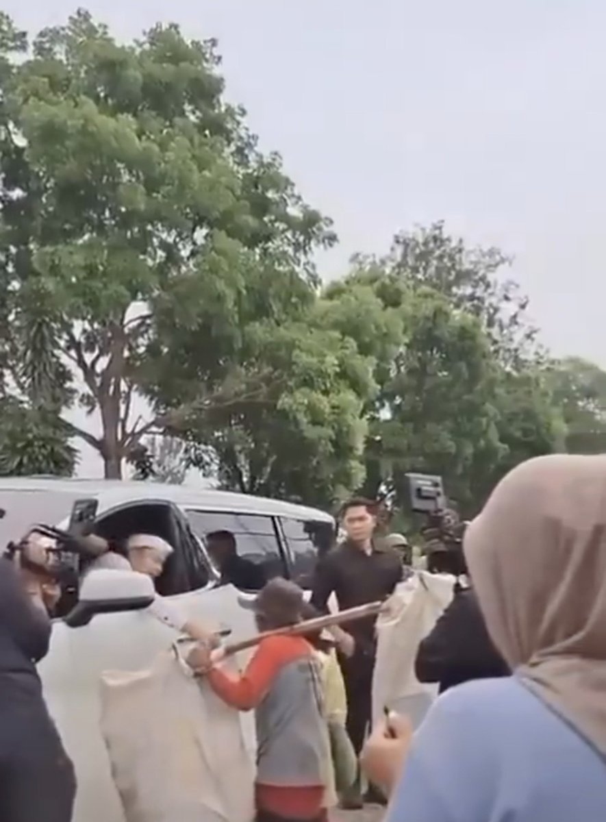 MiskinTV_'s tweet photo. Ternyata emang 'content creator'.
Pakai kru dan multicam. https://t.co/UcxbkgRTPT