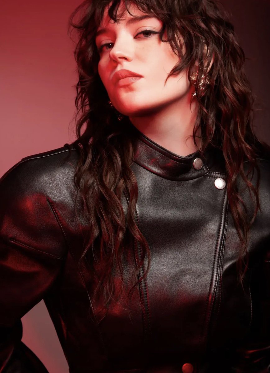 dailysoapy's tweet photo. More of Sophie Thatcher for Hollywood Reporter. 🖤 https://t.co/0Mi6iWtnLH