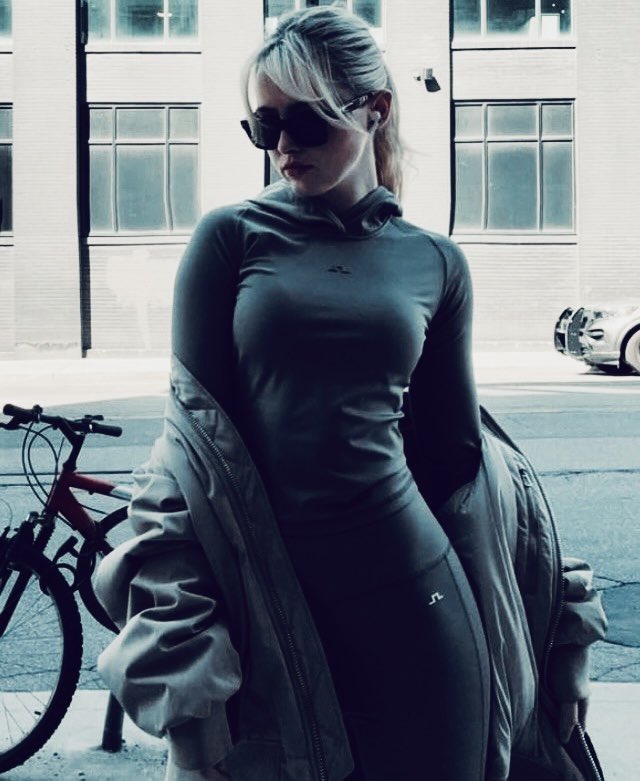 TheAntWomanCass's tweet photo. 𝑨𝒏𝒐𝒕𝒉𝒆𝒓 𝒅𝒂𝒚 𝒘𝒂𝒍𝒌𝒊𝒏𝒈 𝒂𝒓𝒐𝒖𝒏𝒅 𝑵𝒆𝒘 𝒀𝒐𝒓𝒌, 𝒉𝒐𝒑𝒊𝒏𝒈 𝒔𝒐𝒎𝒆𝒐𝒏𝒆 𝒄𝒐𝒐𝒍 𝒘𝒊𝒍𝒍 𝒇𝒊𝒏𝒅 𝒎𝒆... https://t.co/hc7fdEuQ0K