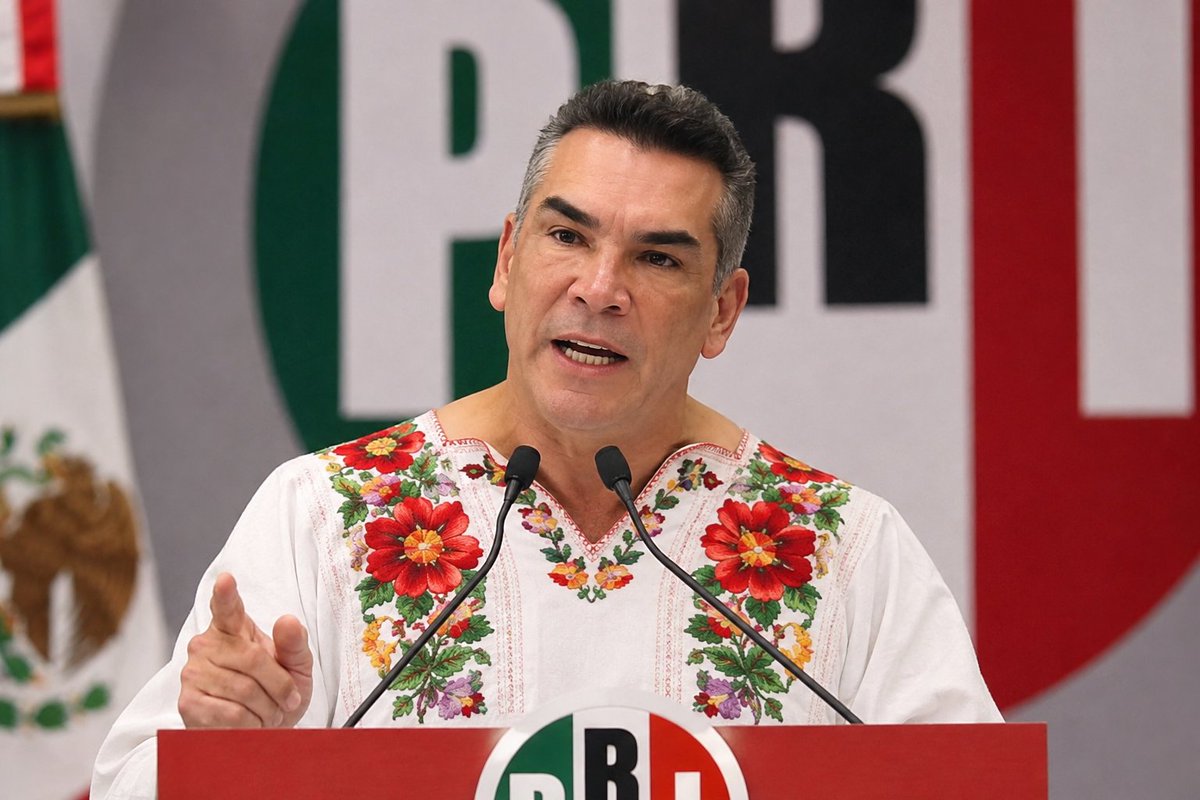 JuanCerbera's tweet photo. @MONCAYOJUAN La nueva botarga con huipil https://t.co/uvSWajxOw2