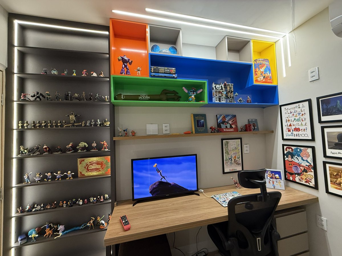 almanaquedisney's tweet photo. O SONHO VIROU REALIDADE! 🥹❤️

Depois de muitos anos de trabalho, o AD finalmente ganhou um cantinho pra chamar de seu.

Esse é o cenário que vocês vão ver a partir de hoje nos vídeos das outras redes e no nosso canal do Youtube, que vai ter início com a cobertura da D23.

É também o lugar de onde vamos seguir atulizando vocês sobre todas as novidades do Universo Disney e do cinema de animação.

Obrigado por todo o apoio ao trabalho por aqui, significa mais do que vocês imaginam. Ansioso pra começar esse novo capítulo com vocês. ❤️