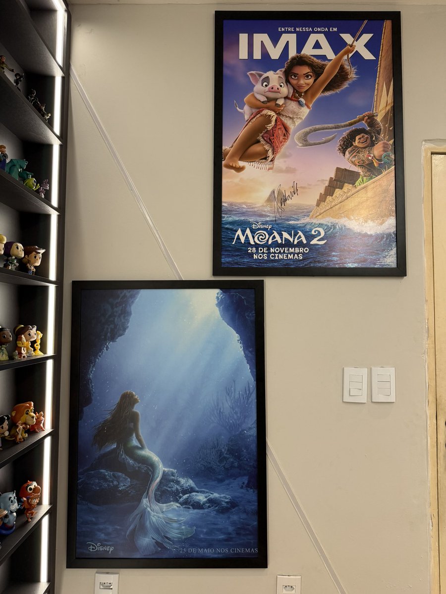 almanaquedisney's tweet photo. O SONHO VIROU REALIDADE! 🥹❤️

Depois de muitos anos de trabalho, o AD finalmente ganhou um cantinho pra chamar de seu.

Esse é o cenário que vocês vão ver a partir de hoje nos vídeos das outras redes e no nosso canal do Youtube, que vai ter início com a cobertura da D23.

É também o lugar de onde vamos seguir atulizando vocês sobre todas as novidades do Universo Disney e do cinema de animação.

Obrigado por todo o apoio ao trabalho por aqui, significa mais do que vocês imaginam. Ansioso pra começar esse novo capítulo com vocês. ❤️