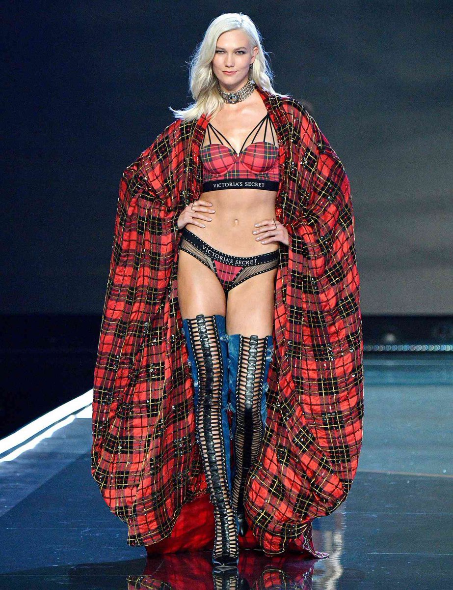 Brian24KB's tweet photo. @xsexycelebs Also，it could be Karlie to spend time in her birthday night🥵🥵🥵 https://t.co/1X0QE6oqGm