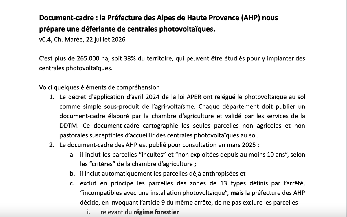 Theara2972's tweet photo. "Alors  que les canicules se succèdent et que jamais autant d'incendies n'ont  ravagé les forêts de France, la préfecture des Alpes-de-Haute-Provence  vient de faire un choix aberrant : valider le document cadre autorisant  la potentielle implantation d'usines électriques dévastatrices sur  265.000 ha de forêts et de terres agricoles (38% du territoire). 

 Un  immense tapis rouge déroulé pour les industriels, un pas de plus vers  les risques d'incendies, le dérèglement du climat, la sécheresse, la  destruction des terres, l'anéantissement de la faune et de la flore, le  déploiement des routes, la pollution, la destruction des paysages,  la  mise en danger des conditions-même de la vie et de l'habitabilité de  notre territoire..."

265 000  HECTARES  !!!!