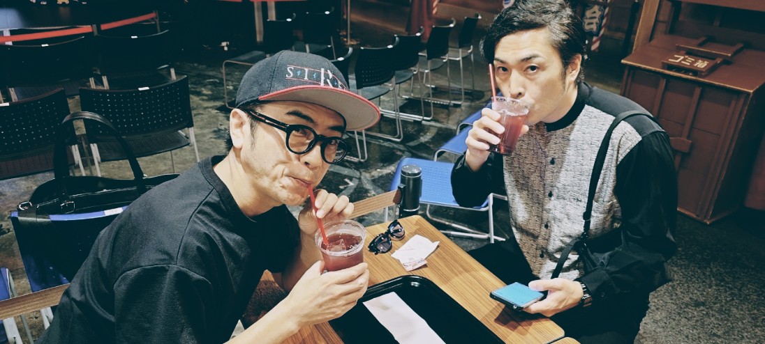 s_c_seiji's tweet photo. 「やっぱ赤い水うまいな。」
「うまいねぇ。」
「これがアルコールやったら最高やねんけど。」
「あ、今日車?」
「そうそう」

「……いいんじゃない?呑んでも。」
「は!?流石にあかんやろ〜」
「歩いて帰ればいいじゃん。」
「いやいや、なんで車おいてかなあかんのよ(笑)」

「…ごめん、言い方違ったわ。歩いて、帰る事になっちゃうのよ。」
「は?なんで?」
「いやー　多分…ていうか絶対?あれはもう動かないよ。」
「は?どゆこと?」
「あっついだろうし」
「あっつい?」
「こげくっさいだろうし」
「こげ!?は?」

#宮田のジャガー炎上祭

#SIREN2026
#異界入り2026