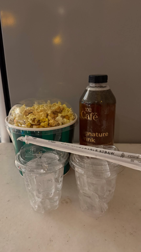 txtharihariWNI's tweet photo. Kalau lagi mau hemat tapi tetep pengen ngemil di bioskop, kalian harus coba cara ini 😭 Thanks to netizen yang udah kasih metode ini, akhirnya aku beraniin diri buat cobain WKWKWK

Sejam atau 30 menit sebelum film kalian tayang, buka GrabFood, lalu order makanan kalian di XXI Cafe lewat aplikasi Grab dengan metode antar (delivery), bukan pickup. Set lokasinya ke lobby mall tersebut

Kasih notes ke abang drivernya, “Ketemu di depan bioskop ya, Bang.” Terserah mau ketemu di depan bioskop, depan kasir, atau di dalam bioskopnya. Intinya tulis di notes biar nggak misskom

Ini total diskon yang aku dapat. Harga aslinya Rp155K, jadi cuma Rp114K WKWKWK. Popcorn sama Java Tea-nya aku sharing berdua sama pasangan

Terus kami minta es lagi ke mbak-mbak XXI-nya. Kalau tadinya disuruh bayar untuk esnya pun kami bakal bayar, tapi kemarin katanya bisa minta es gratis.

Vibes-nya kayak lagi COD knalpot jir WKWKWK 😭