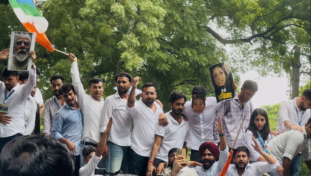 AkashMasihNSUI's tweet photo. NSUI के राष्ट्रीय अध्यक्ष श्री Vinod Jakhar जी के नेतृत्व में जंतर-मंतर पर ‘स्टूडेंट्स जस्टिस मार्च’ का आयोजन किया गया।

छात्रों पर हुए कथित अत्याचार, हिंसा और शांतिपूर्ण प्रदर्शन के दौरान पेलेट गन के इस्तेमाल के विरोध में आयोजित इस मार्च के माध्यम से छात्रों को न्याय दिलाने https://t.co/RbHbUhcCj2