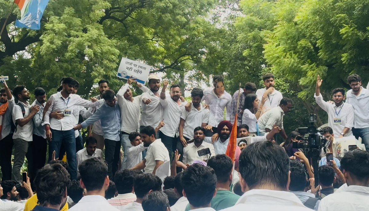 AkashMasihNSUI's tweet photo. NSUI के राष्ट्रीय अध्यक्ष श्री Vinod Jakhar जी के नेतृत्व में जंतर-मंतर पर ‘स्टूडेंट्स जस्टिस मार्च’ का आयोजन किया गया।

छात्रों पर हुए कथित अत्याचार, हिंसा और शांतिपूर्ण प्रदर्शन के दौरान पेलेट गन के इस्तेमाल के विरोध में आयोजित इस मार्च के माध्यम से छात्रों को न्याय दिलाने https://t.co/RbHbUhcCj2