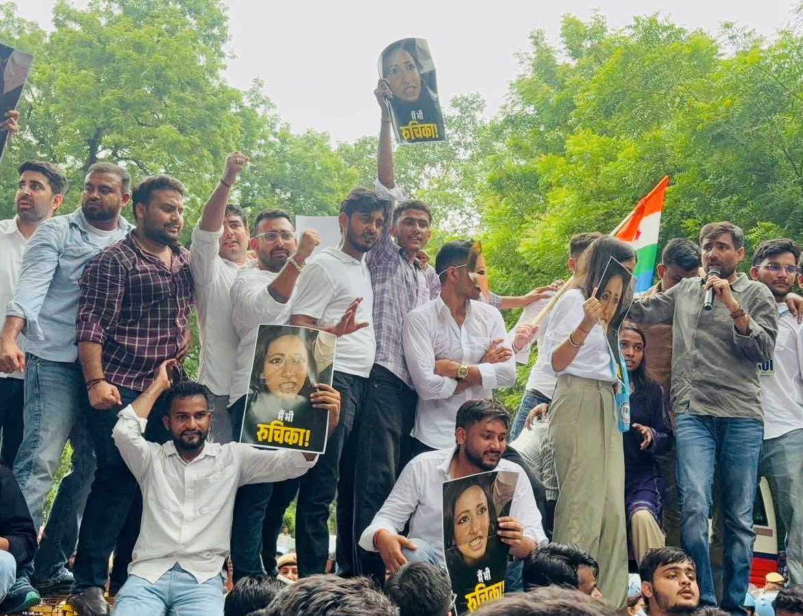 AkashMasihNSUI's tweet photo. NSUI के राष्ट्रीय अध्यक्ष श्री Vinod Jakhar जी के नेतृत्व में जंतर-मंतर पर ‘स्टूडेंट्स जस्टिस मार्च’ का आयोजन किया गया।

छात्रों पर हुए कथित अत्याचार, हिंसा और शांतिपूर्ण प्रदर्शन के दौरान पेलेट गन के इस्तेमाल के विरोध में आयोजित इस मार्च के माध्यम से छात्रों को न्याय दिलाने https://t.co/RbHbUhcCj2