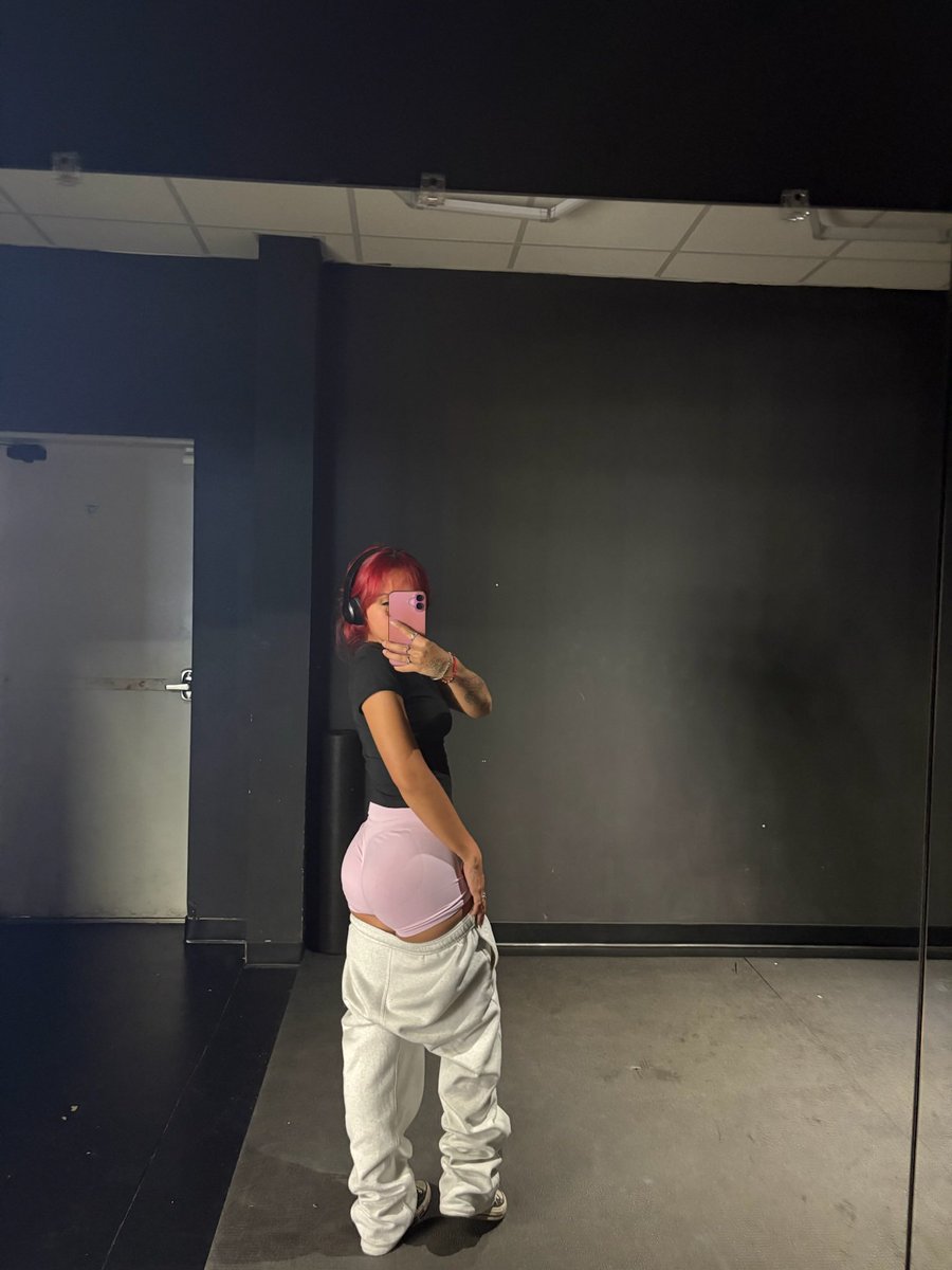 miamillionss's tweet photo. pink shorts, pink 🐱 https://t.co/I8h9OlZ1ip