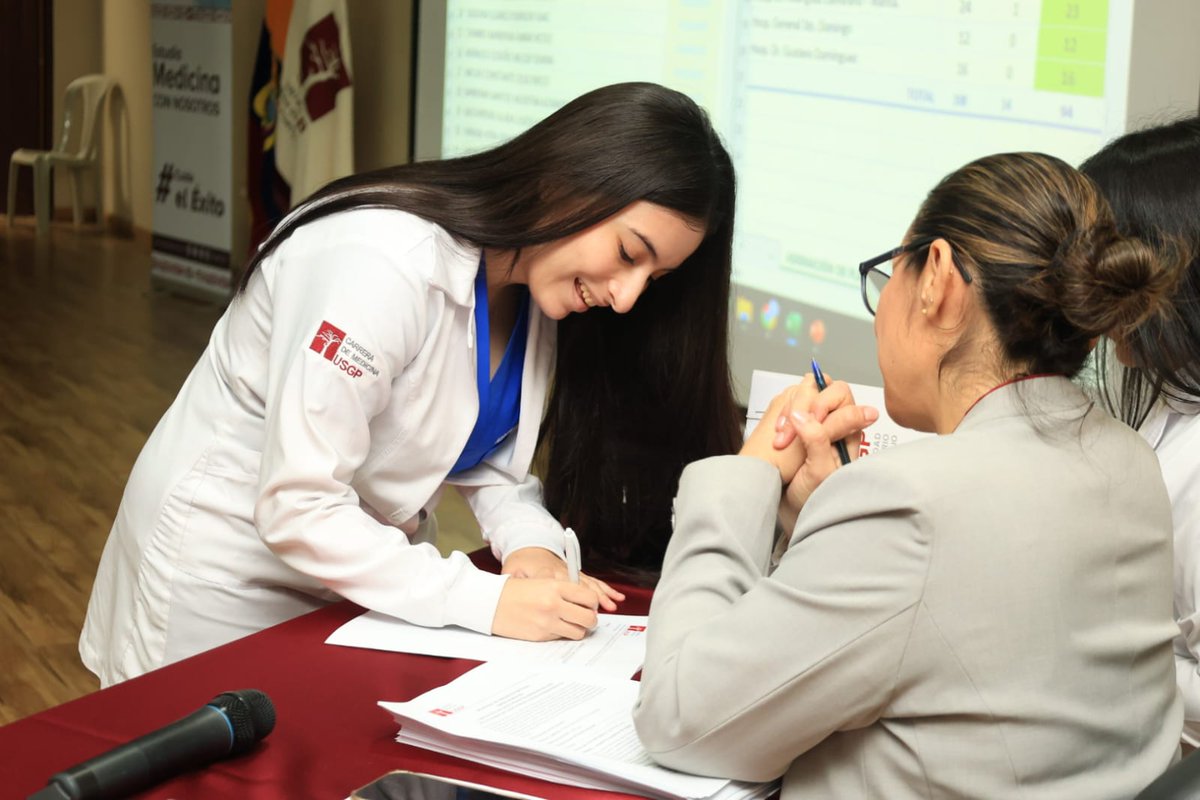 USGPOFICIAL's tweet photo. 🩺 Un paso más hacia el ejercicio profesional.
Los estudiantes de 10.º nivel de la carrera de #Medicina de la #USGP participaron en la Elección y Asignación de Plazas del Internado Rotativo, una etapa clave en su formación académica que les permitirá fortalecer sus competencias en escenarios reales de atención en salud.
Les deseamos éxito en esta nueva experiencia de aprendizaje y servicio a la comunidad 👩🏻⚕️👨🏻⚕️.
#InternadoRotativo #FormaciónProfesional #Salud