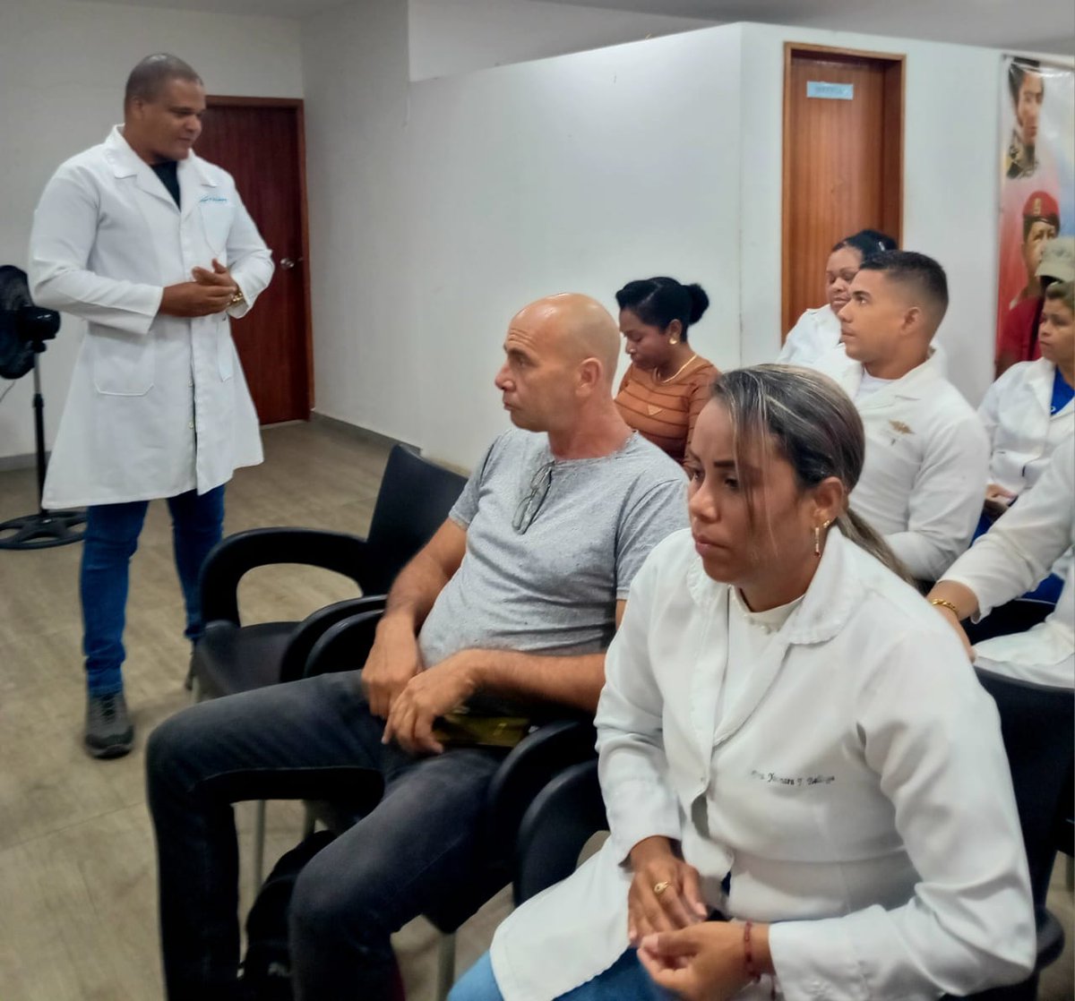 cubacooperaven's tweet photo. Con el compromiso intacto por la salud y la vida, nuestras brigadas de la MMCVEN iniciaron la semana con emotivos matutinos y vespertinos. Analizamos el acontecer actual, honramos nuestra historia y palpitamos el Centenario de Fidel. ¡Humanidad y entrega! 🇨🇺🤝🇻🇪 #CubaCoopera https://t.co/1wYQuAkVZD