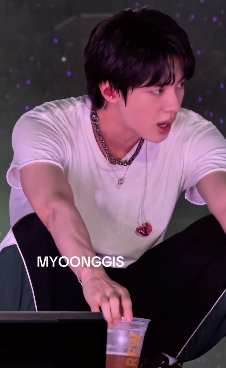 kuroforsjk's tweet photo. kim seokjin. https://t.co/hhnISmTo95