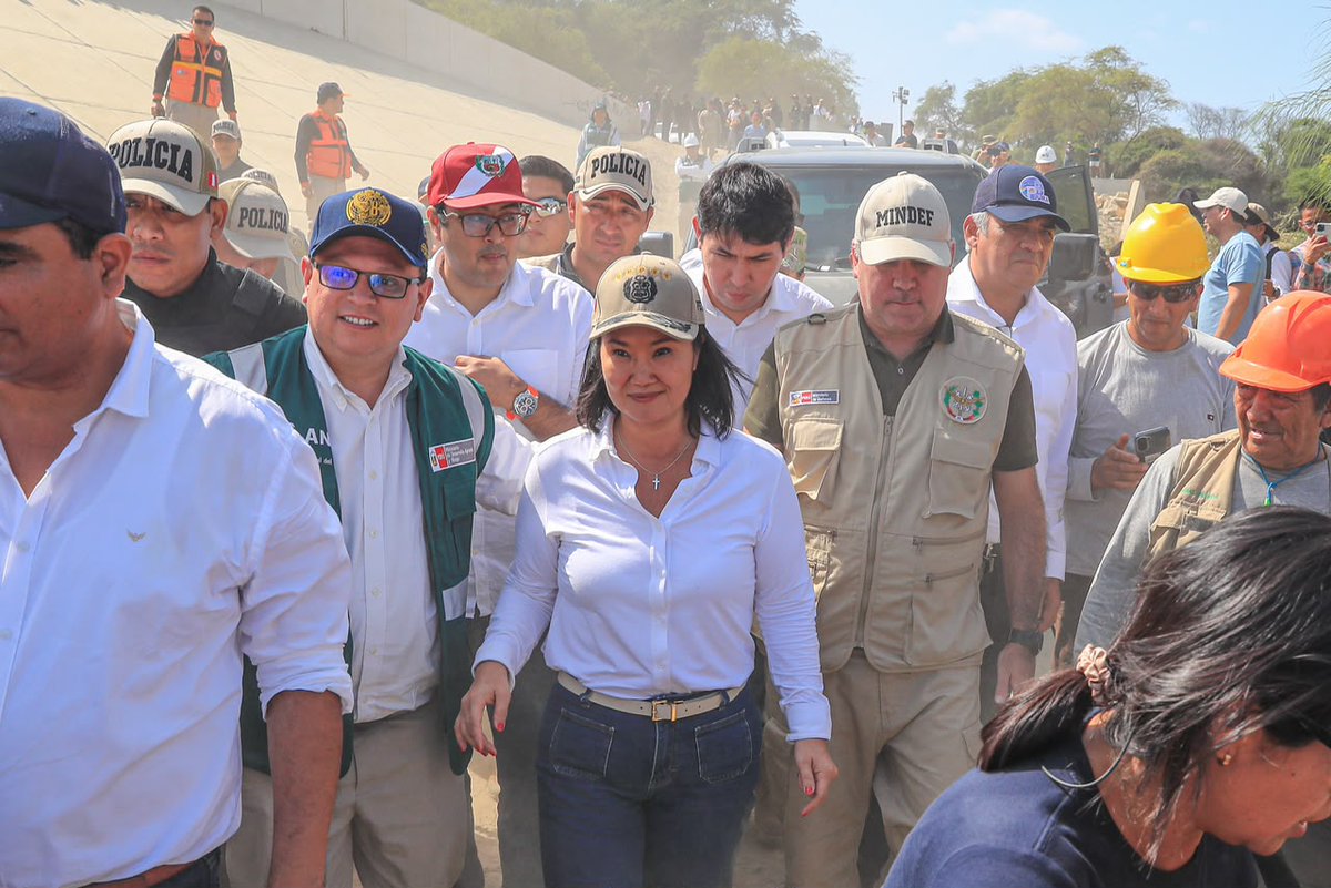 presidenciaperu's tweet photo. La presidenta de la república, Keiko Fujimori, inspeccionó los trabajos de limpieza y descolmatación del río Piura, como parte de las acciones de prevención frente al fenómeno de El Niño.
Estas labores buscan reducir el riesgo de inundaciones y proteger a las familias, sus viviendas, colegios, centros de salud, vías y campos de cultivo, resguardando también la seguridad alimentaria y el desarrollo de la región.