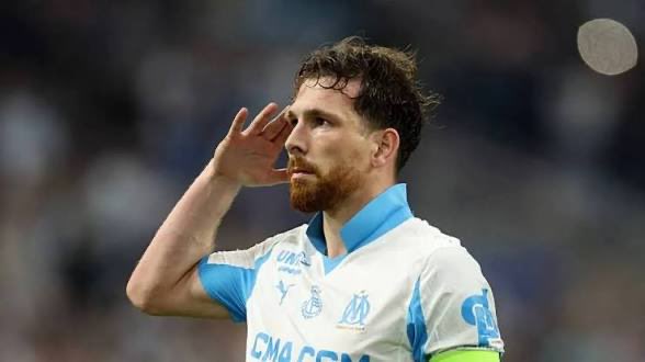 TRN_OFFICIAL_'s tweet photo. 🔵⚪️Marsilya Pierre-Emile Højbjerg transferi için zorluk çıkarmayacak oyuncunun bir kulüple anlaşması durumunda gönderilecek.

🗞️TRN https://t.co/fDjIuice58